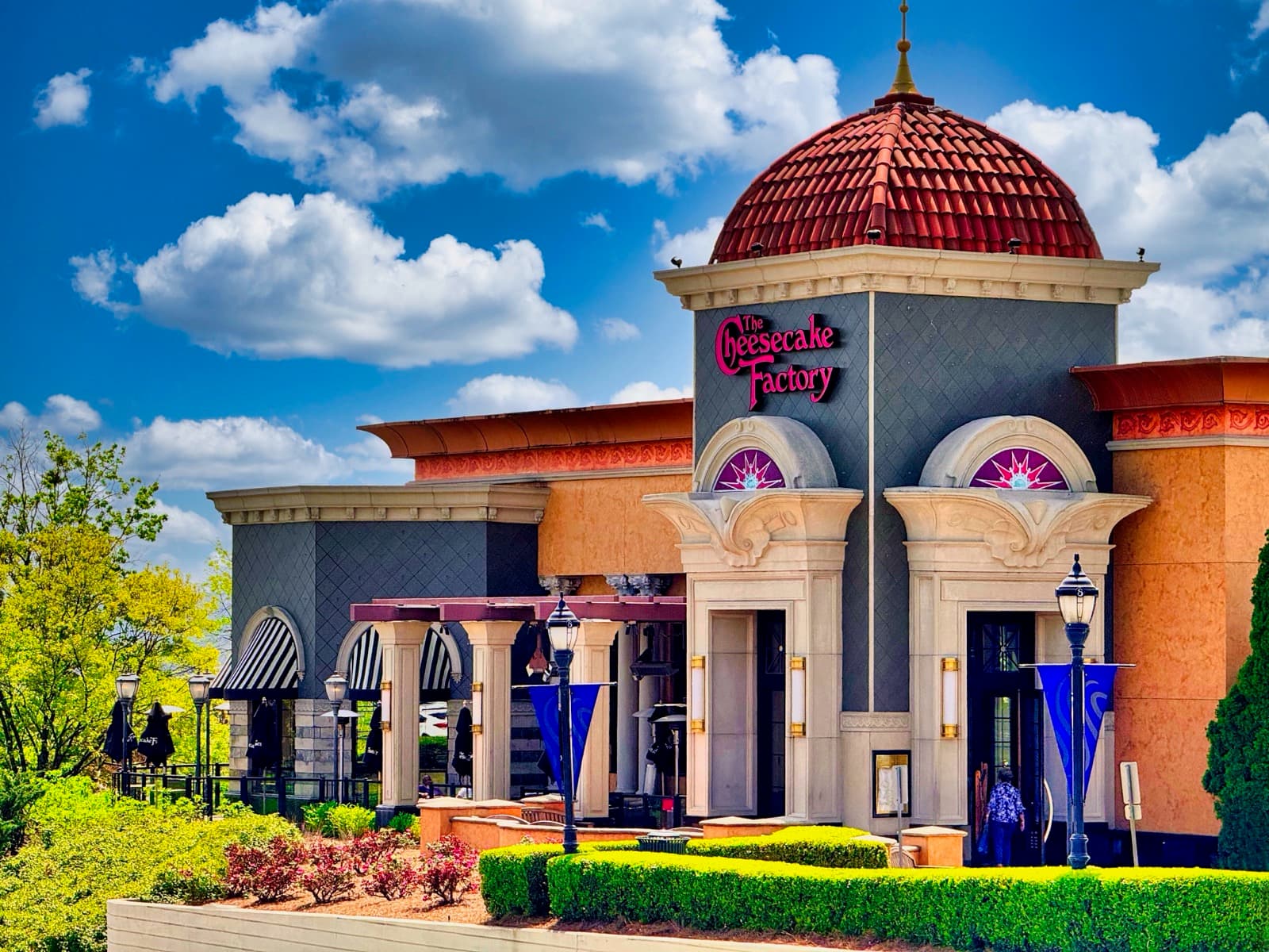 A Cheesecake Factory storefront
