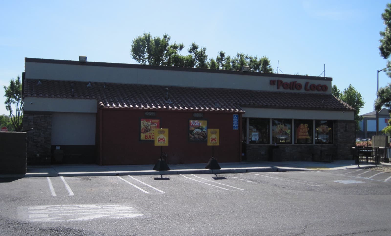The exterior of an El Pollo Loco