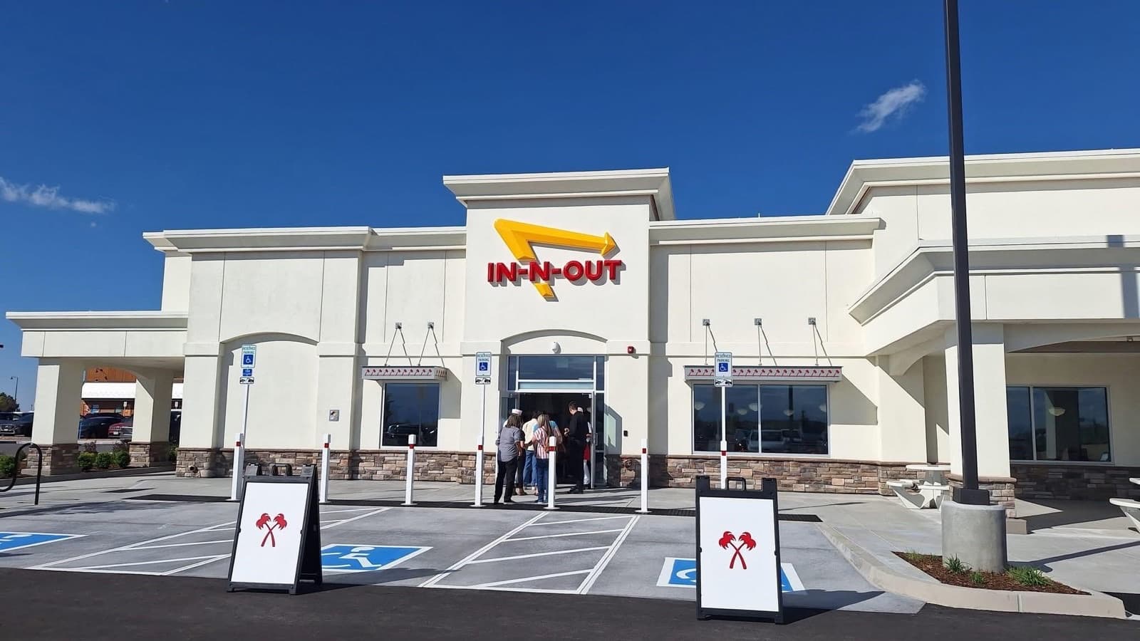 The exterior of In-N-Out Burger